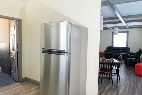 Гостиница The Eastside Manor - Private Yard & Parking, Near Falls & Casino by Niagara Hospitality