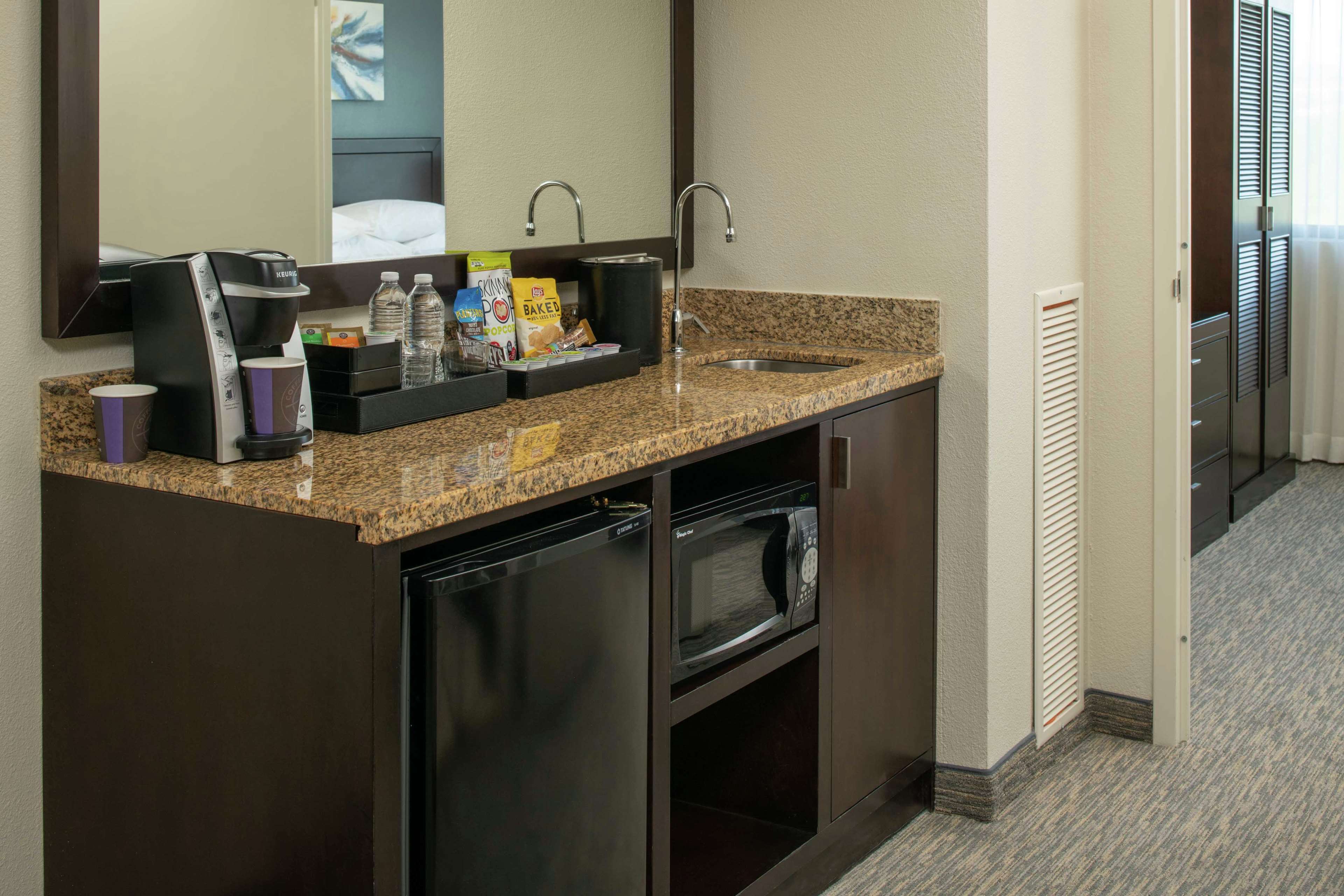 Фото Embassy Suites by Hilton Seattle Tacoma International Airport