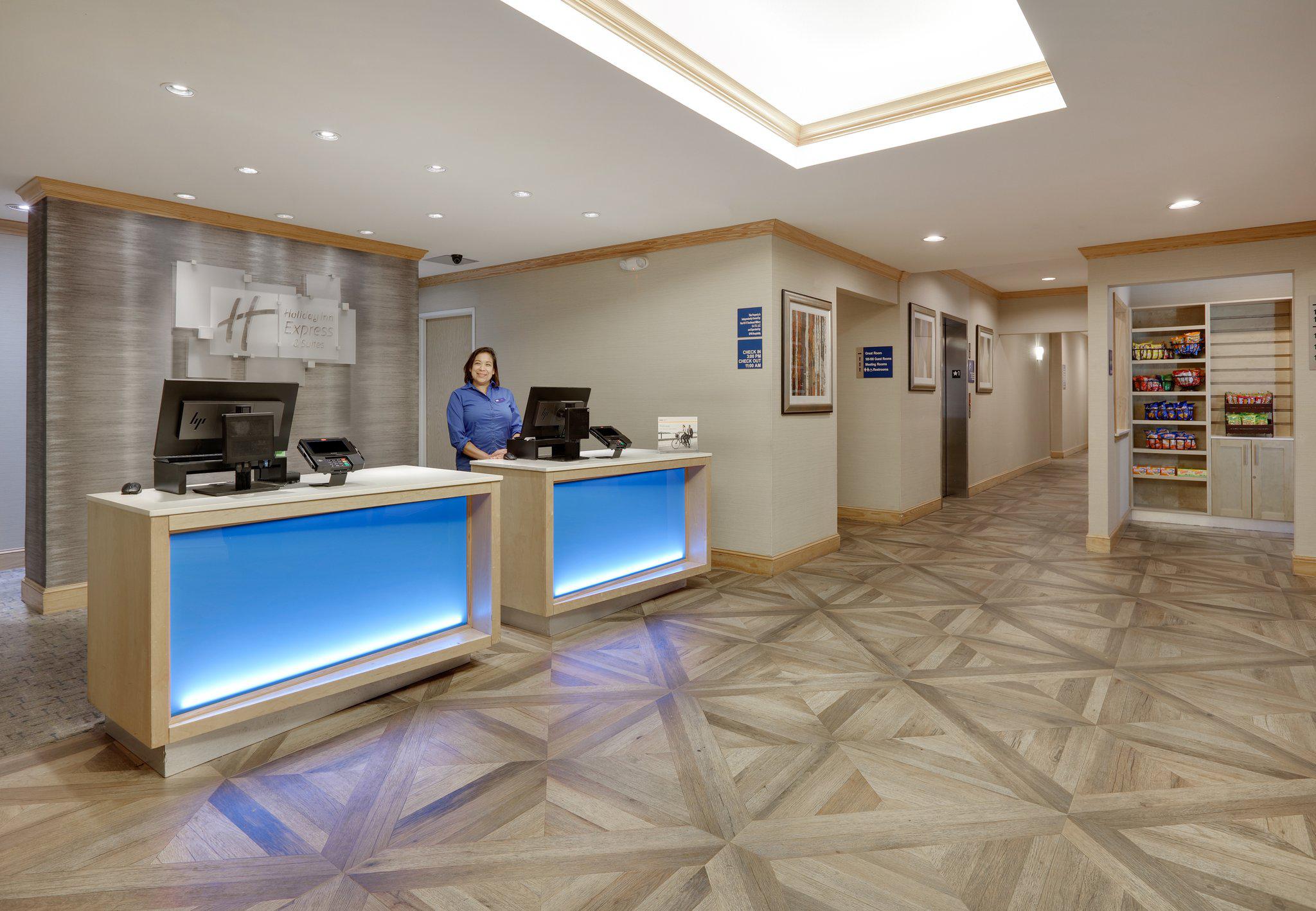 Фото Holiday Inn Express & Suites San Antonio - Brooks City Base, an Ihg Hotel