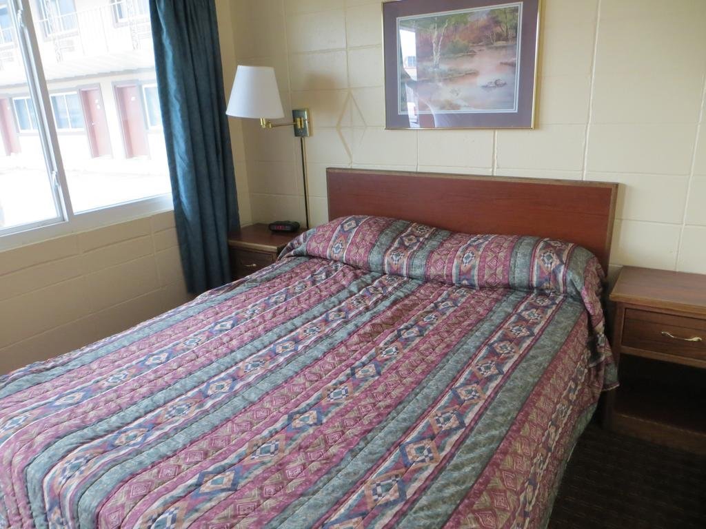 Фото Deluxe Inn - Council Bluffs