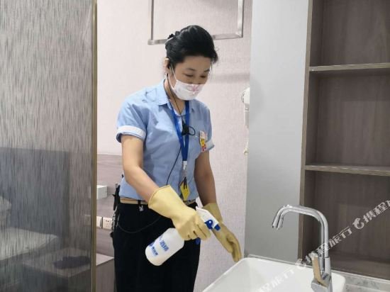 Фото 7 Days Inn Dalian Xian Road Business Center Xinggong Street Subway Station Branch