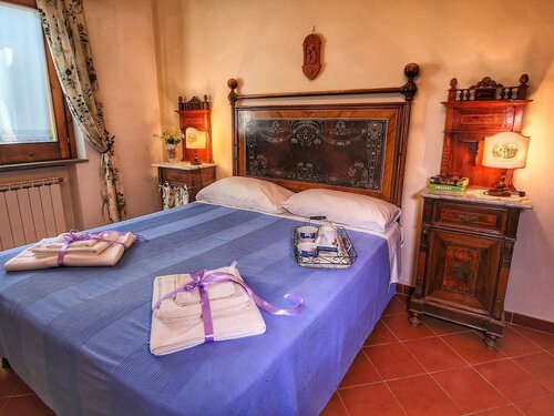 Гостиница Farmhouse With 2 Apartments, Swimming Pool, Between Montepulciano and Trasimeno