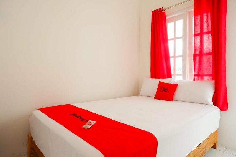 Гостиница RedDoorz Plus near Ums Solo