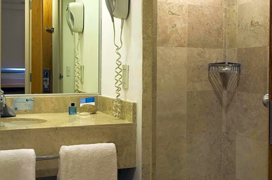 Фото One San Luis Potosi Glorieta Juarez