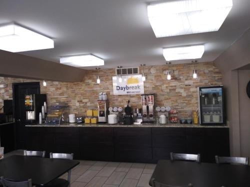 Фото Days Inn by Wyndham Middleburg Heights