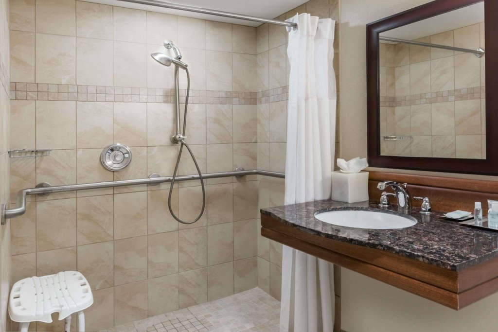 Фото Clarion Hotel & Suites