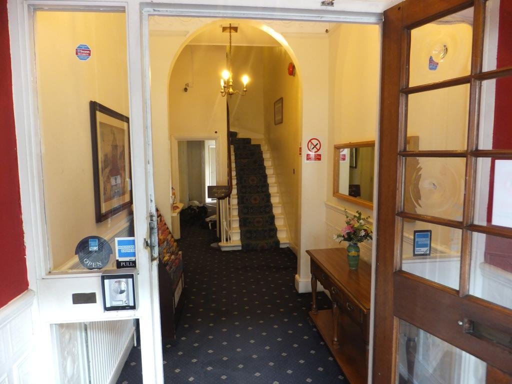 Фото Lonsdale Hotel