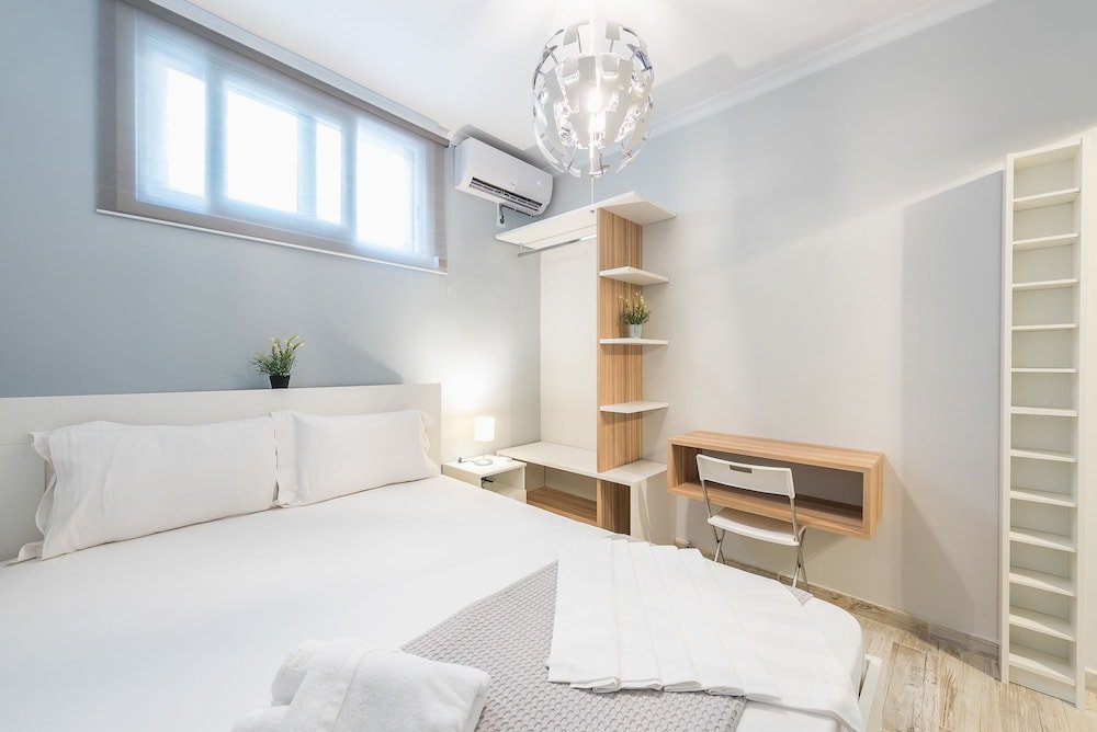 Фото Welcoming Koukaki Home by Cloudkeys