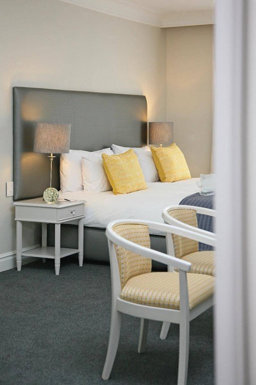 Фото Hollow on the Square City Hotel