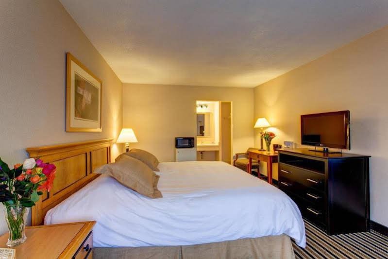 Фото Econo Lodge Freeport - Brunswick Area