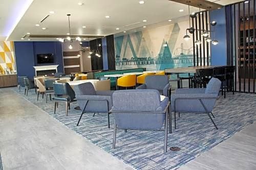 Фото La Quinta Inn & Suites by Wyndham Galveston