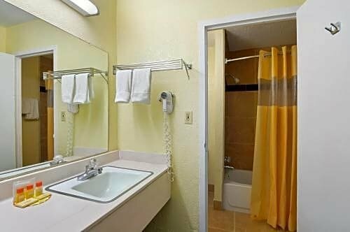 Гостиница Days Inn & Suites by Wyndham Clovis в Кловисе