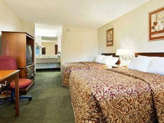 Фото Days Inn by Wyndham Middleburg Heights