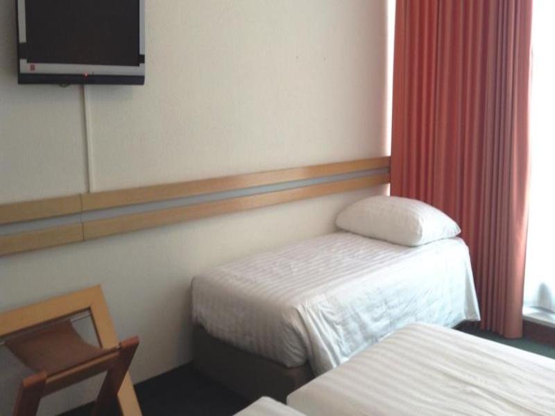 Фото Drake Longchamp