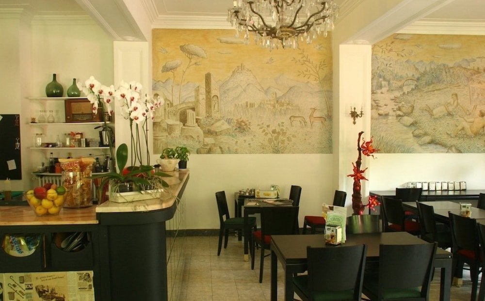 Фото Hostal Montsoliu