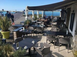 Aux 13 Arches (Normandie, Departеment Manche, Arrondissement de Cherbourg, Portbail, Place du Castel, 9), hotel