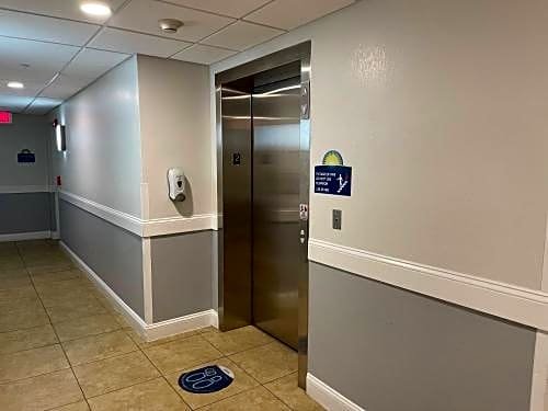 Фото Days Inn & Suites by Wyndham Lakeland