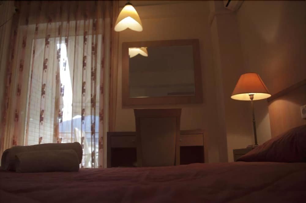 Фото Saronis Hotel