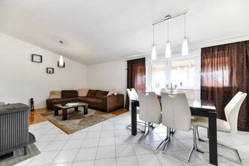 Фото Villa Medun- Private Pool, BBQ, Parking, Airconditioning