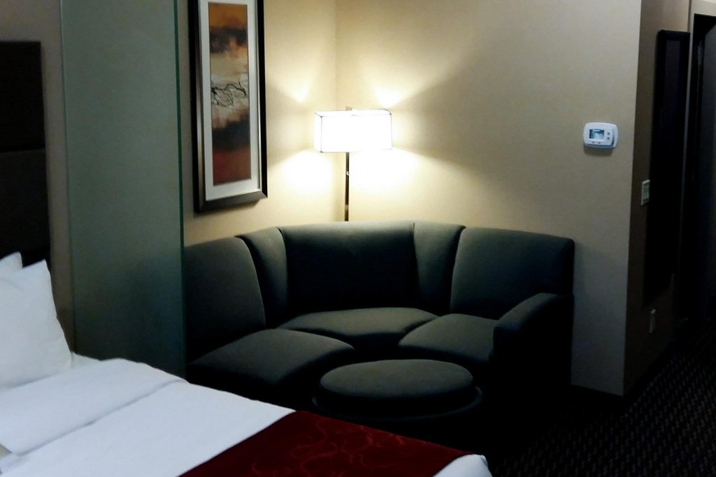 Фото Comfort Suites Kelowna