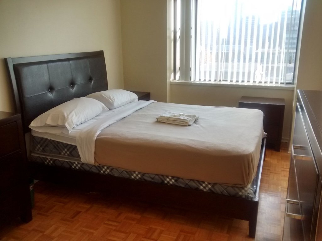 Фото Toronto Furnished Living - Gerard St. E