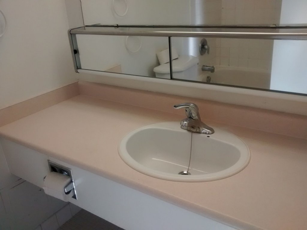 Фото Toronto Furnished Living - Gerard St. E