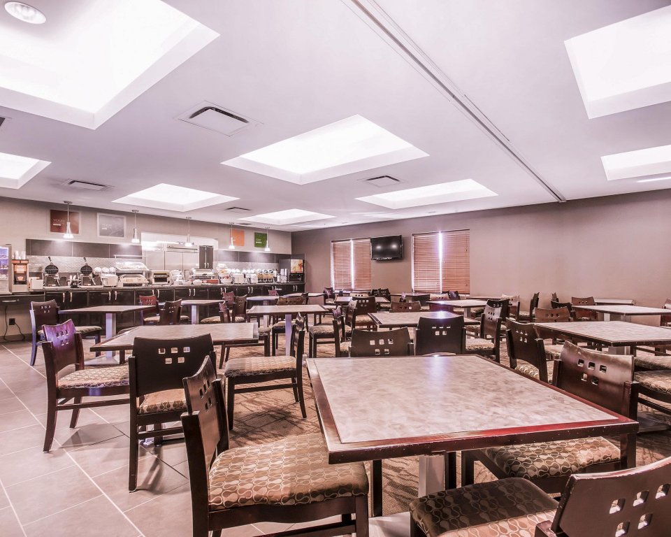 Фото Comfort Suites Kelowna