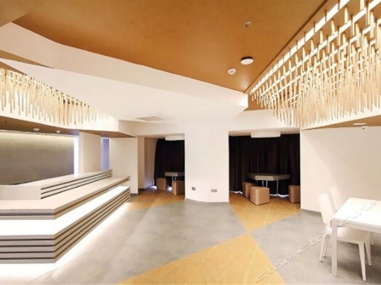 Фото Hongtu Royal Business Hotel