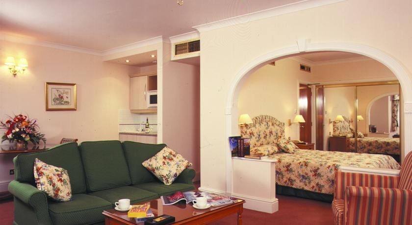 Фото Walton Cottage Hotel and Suites