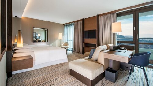 Гостиница Sheraton Grand Tbilisi Metechi Palace в Тбилиси