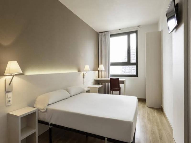 Фото Hotel Ilunion Valencia 3