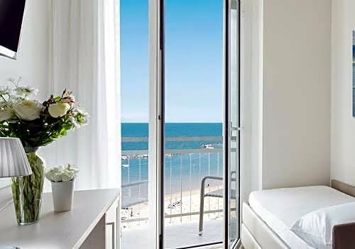 Внешний вид отеля Hotel Riviera в Беллария-Иджеа-Марине, фото 5