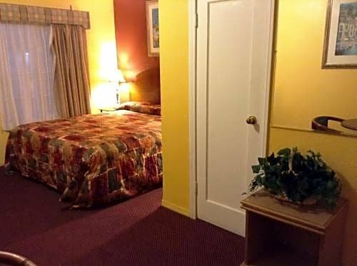 Гостиница Oceanside Inn and Suites в Оушенсайде