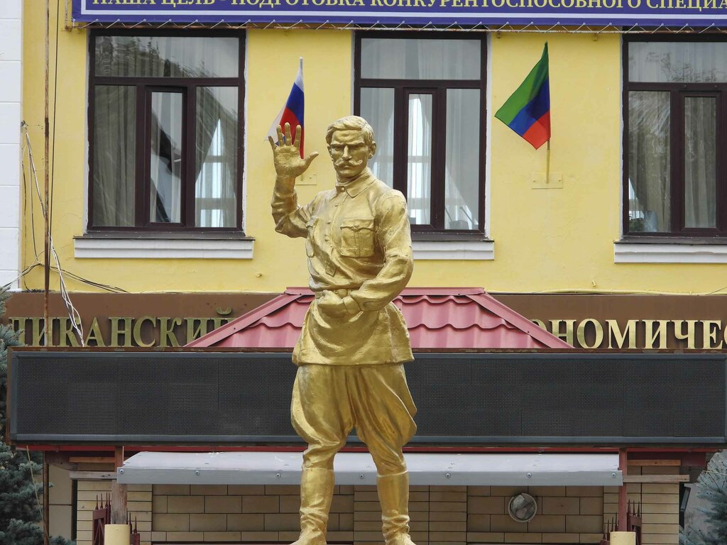 Памятник, мемориал Султан-Саид Устарханович Казбеков, Хасавюрт, фото