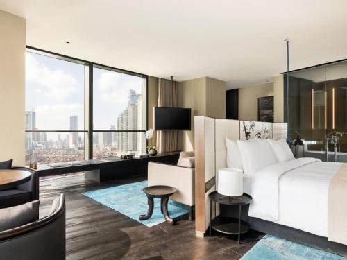 Фото The Middle House