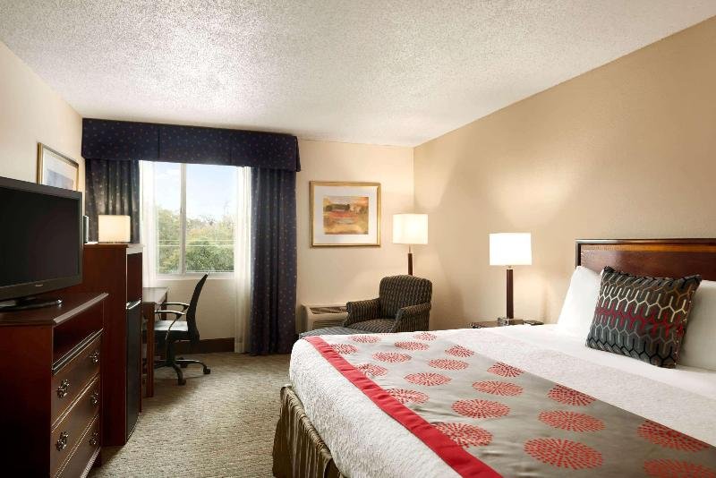 Фото Wyndham Garden Tallahassee Capitol