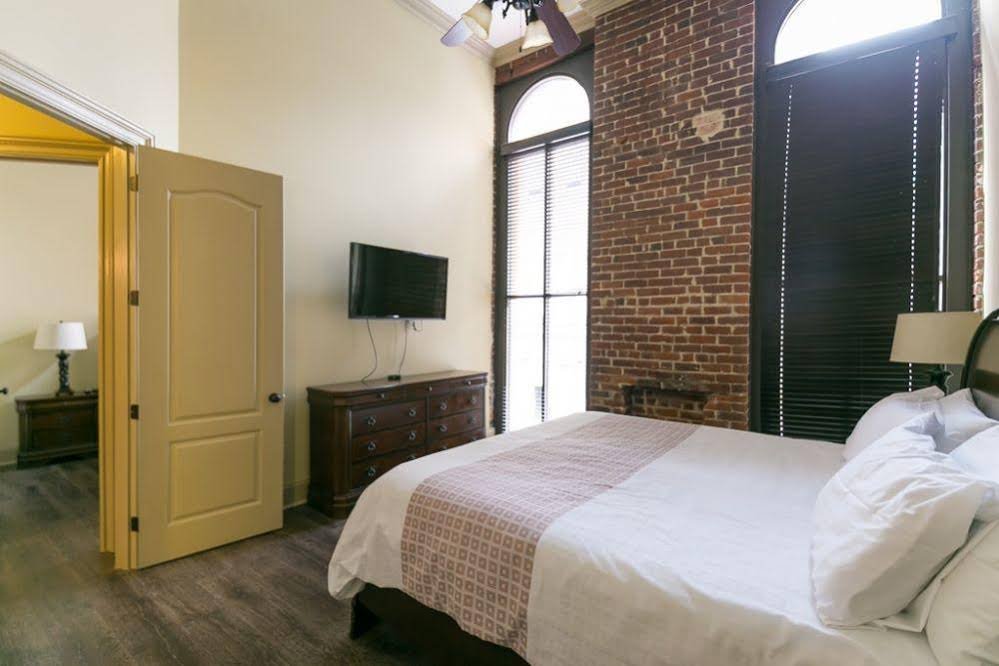 Фото Hosteeva Baronne Street Suites