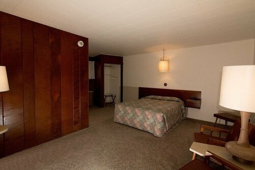 Гостиница Curly Redwood Lodge в Кресент Сити