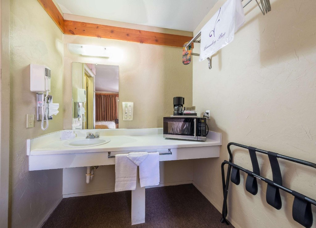 Фото Americas Best Value Inn The Legends Inn