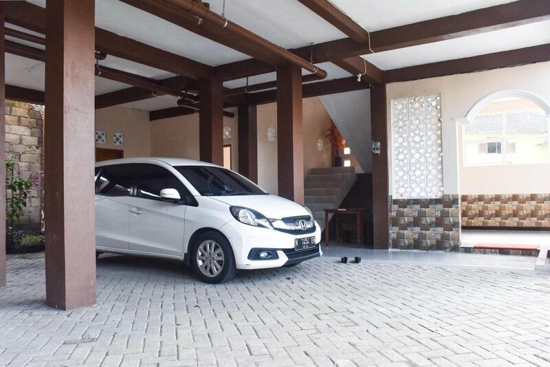 Гостиница RedDoorz Syariah near Batu Night Spectacular
