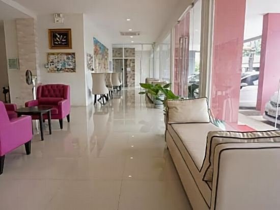 Фото Chompu Nakarin Apartment