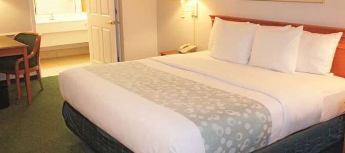 Фото Days Inn by Wyndham San Diego Vista