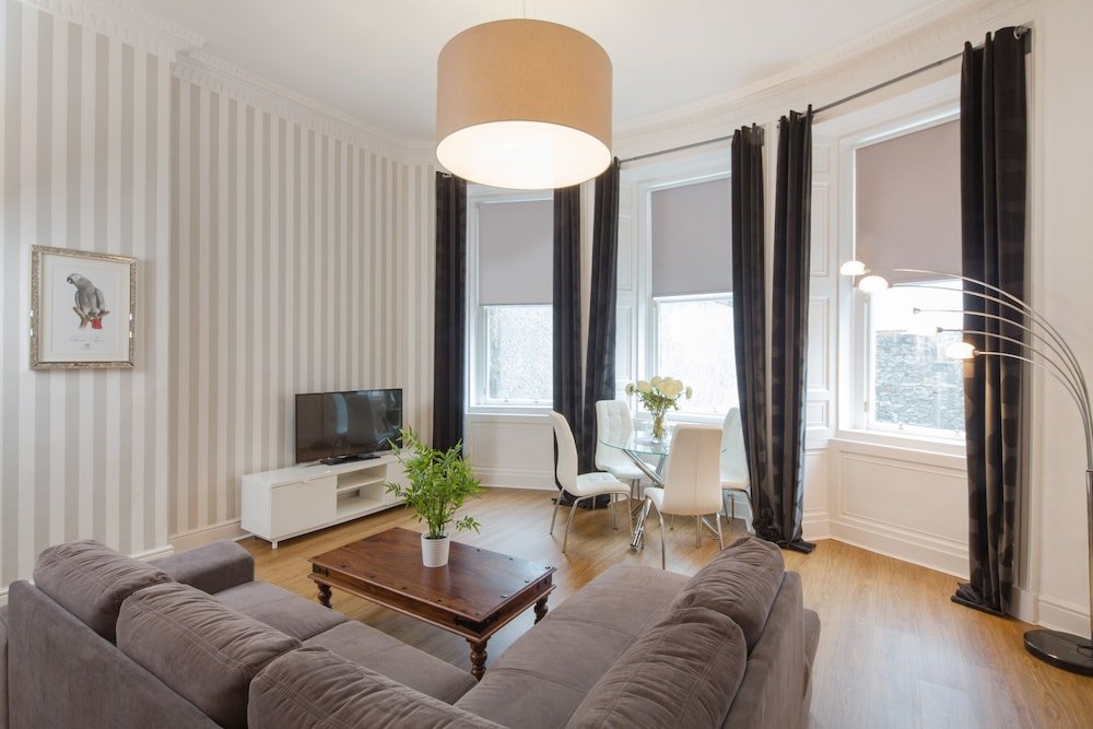 Фото Edinburgh Castle Apartments and Suites
