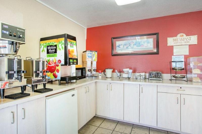 Фото Motel 6 Fresno CA Yosemite Hwy