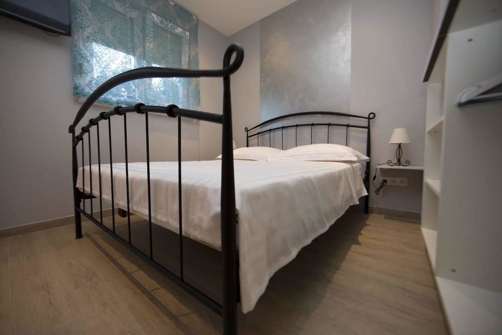 Фото Studio Apartment with garden