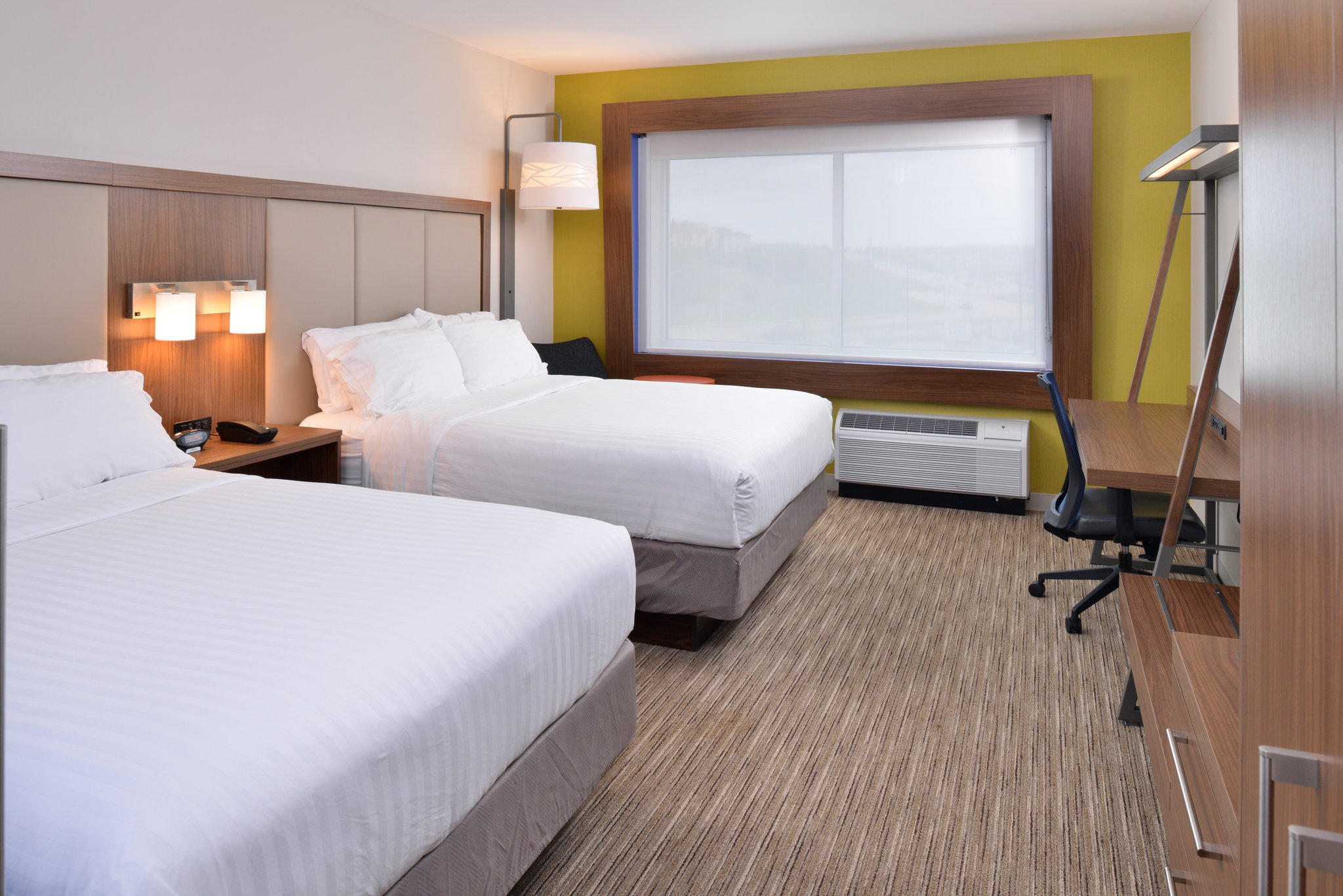Фото Holiday Inn Express & Suites Madison, an Ihg Hotel