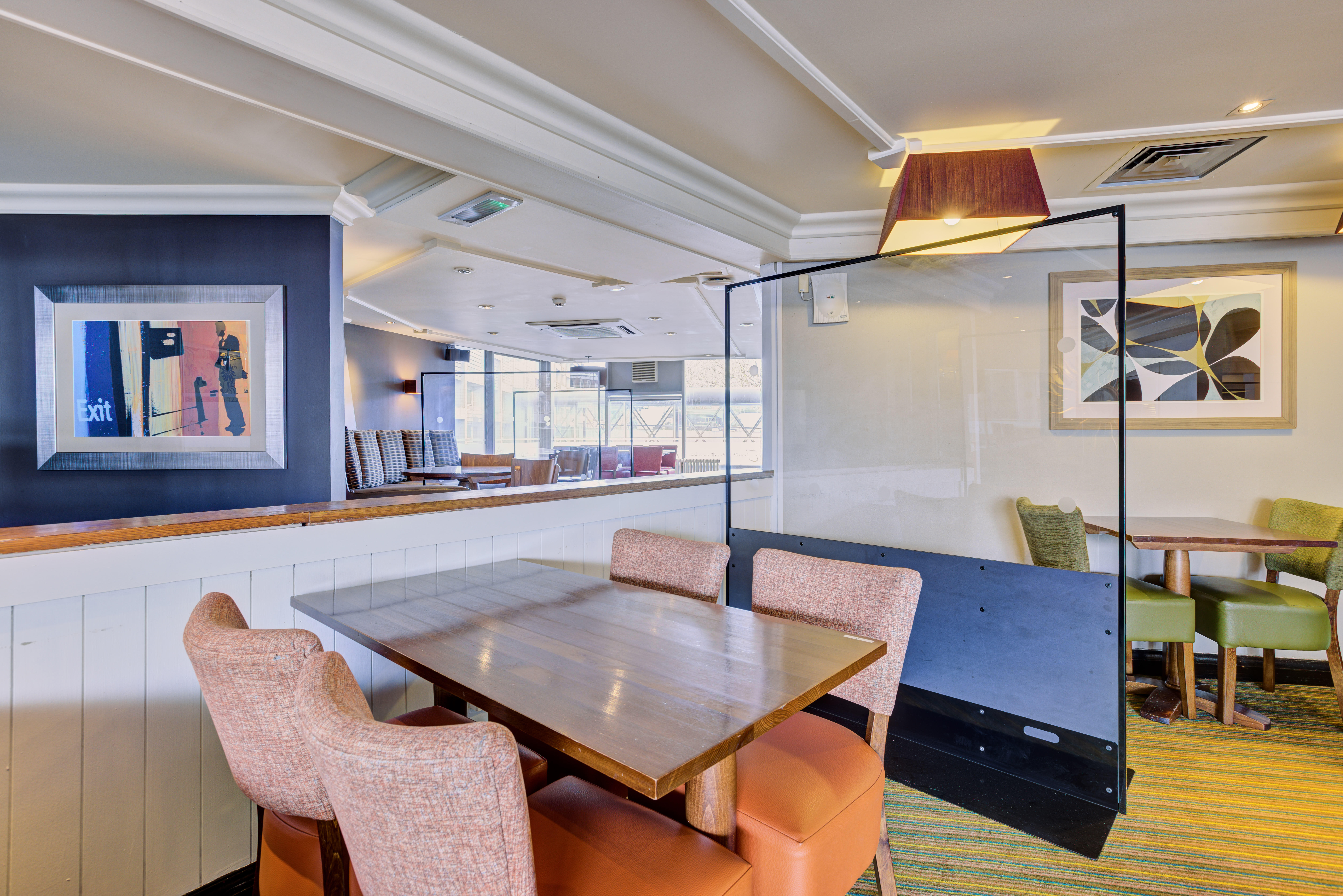 Фото Premier Inn London Putney Bridge