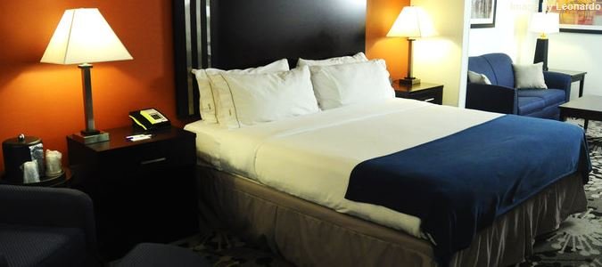 Фото Holiday Inn Express & Suites Greenfield, an Ihg Hotel