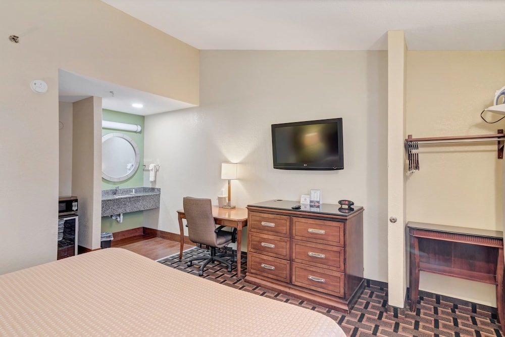 Фото Travelodge by Wyndham Savannah Midtown