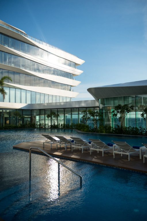 Фото Conrad Manila